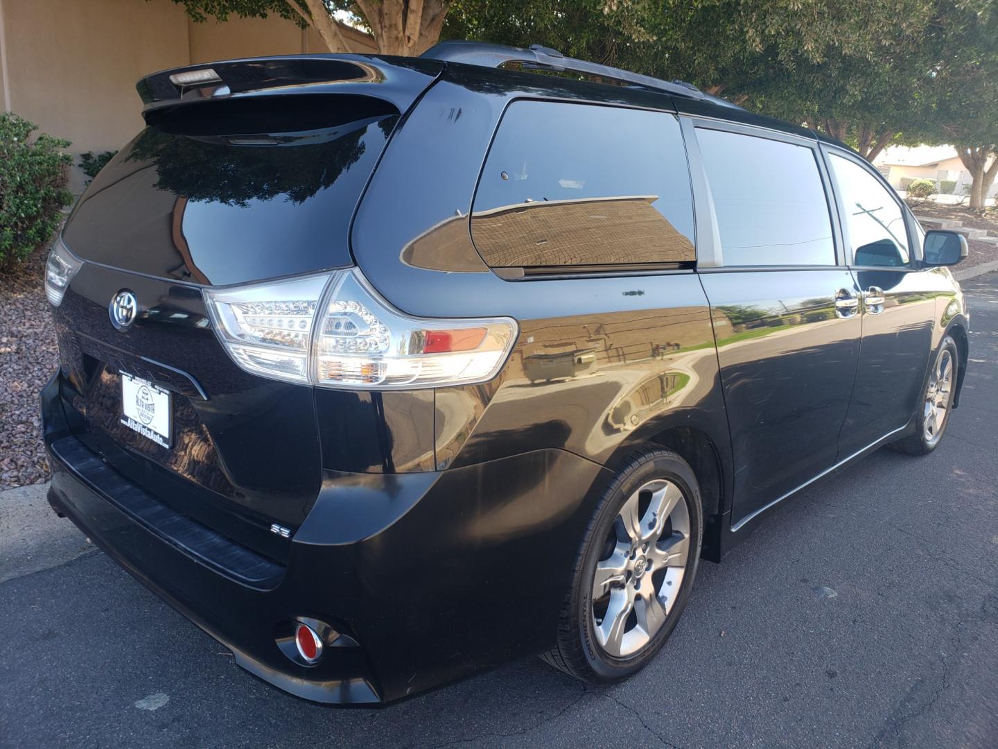 2013 /gray and black Toyota Sienna SE (5TDXK3DC9DS) with an 3.5L V6 DOHC 24V engine, 5-Speed Automatic transmission, located at 323 E Dunlap Ave., Phoenix, AZ, 85020, (602) 331-9000, 33.567677, -112.069000 - 2013 Toyota Sienna SE,....EXCELLENT condition,..... A Real Must See!!.... No accidents, Clean inside and out, Power everything, Ice cold ac, Third row seating, Rear ac second and third seats, Clean Gray and black interior with black cloth seats in near perfect condition and the van is gorgeous. Ster - Photo#3